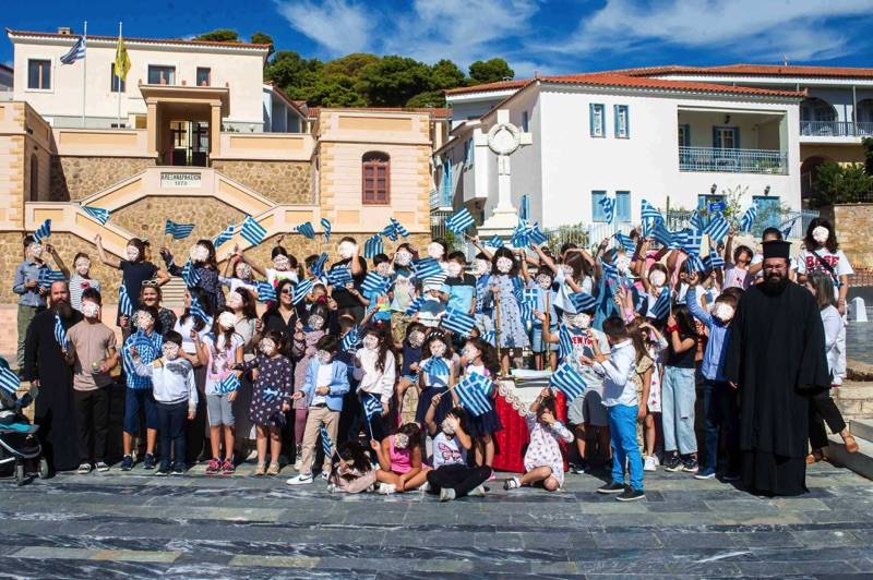 Τα παιδιά των Νεανικών Κατηχητικών Συνάξεων τίμησαν το Έπος του 1940