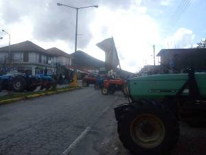 Οι αγρότες συγκεντρώνουν τρακτέρ στο Σουληνάρι