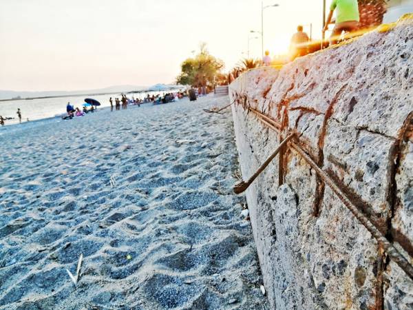 Κίνδυνοι από σίδερα στην παραλία της Καλαμάτας