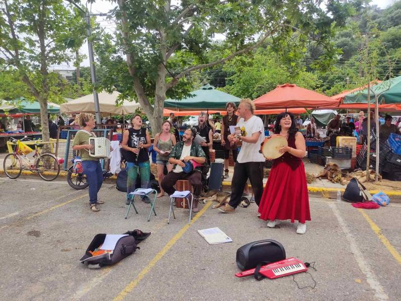 Mουσικοί του δρόμου από τη Γαλλία στην Καλαμάτα (βίντεο)