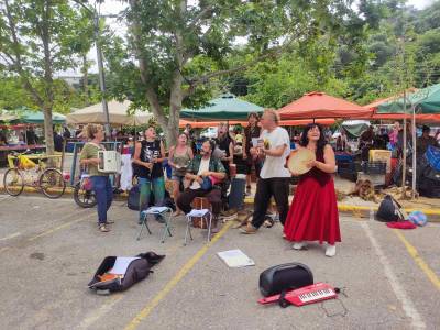 Mουσικοί του δρόμου από τη Γαλλία στην Καλαμάτα (βίντεο)