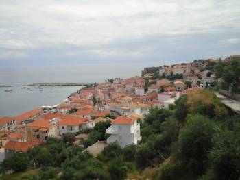 Επικίνδυνος δρόμος μπροστά από το Δημοτικό Κορώνης