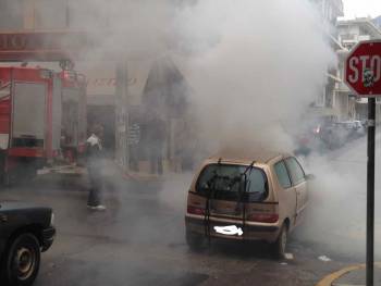 Αυτοκίνητο πήρε φωτιά στην Καλαμάτα