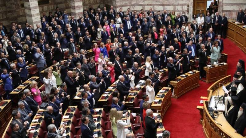 Ορκίστηκε η νέα Βουλή και αύριο... διαλύεται (βίντεο)