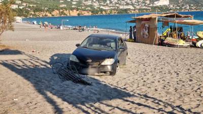 Απίστευτο τροχαίο με τραυματισμό στη Ναυαρίνου - Αυτοκίνητο έπεσε στην αμμουδιά!