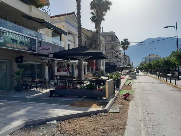 Δημοτικό Συμβούλιο Καλαμάτας: Σε επόμενη συνεδρίαση απόφαση για χρήση βόρειου πεζοδρομίου Ναυαρίνου