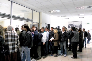 Χαμός στη ΔΟΥ Καλαμάτας - 1.800 έσπευσαν χθες για σήμα τελών κυκλοφορίας