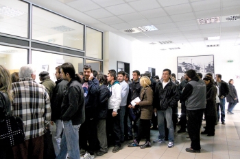 Χαμός στη ΔΟΥ Καλαμάτας - 1.800 έσπευσαν χθες για σήμα τελών κυκλοφορίας