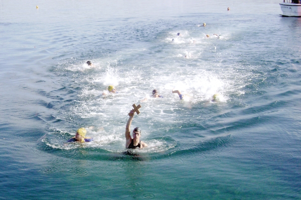 Πλήθος κόσμου στο λιμάνι Κυπαρισσίας για τον αγιασμό