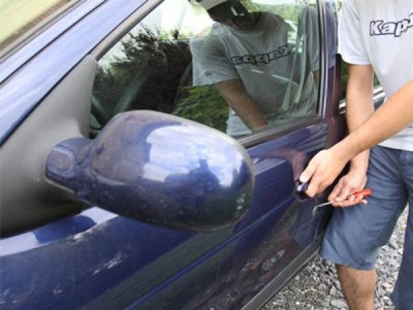 Συλλήψεις για διάρρηξη αυτοκινήτου