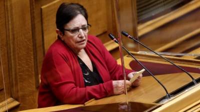 Παπαρήγα: Ο ένας βγάζει τα σκάνδαλα του άλλου, είστε 1:1