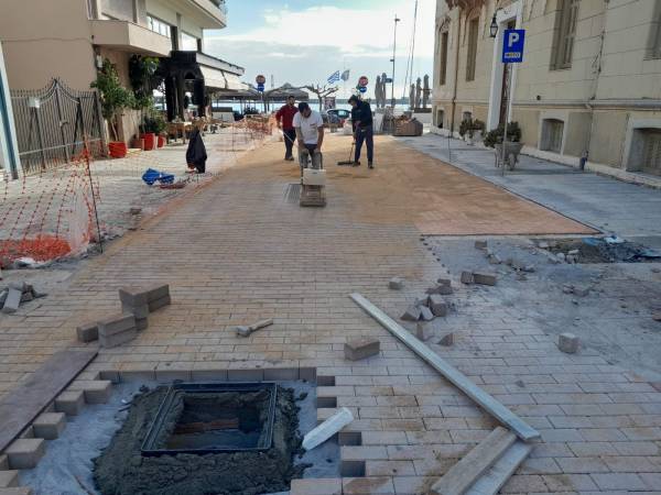 Καλαμάτα: Μπήκαν επιτέλους κυβόλιθοι στη Βύρωνος