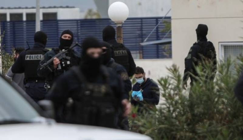 Πανεπιστημιούπολη: Δόκιμη αστυφύλακας μεταξύ των 22 συλληφθέντων στην αστυνομική επιχείρηση (βίντεο)