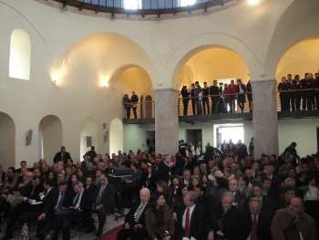 Περιφέρεια Πελοποννήσου: Διαβούλευση για τον τουρισμό σε... πλαστικές καρέκλες