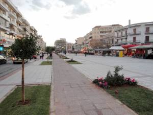 Παγκάκια στην πλατεία την επόμενη εβδομάδα