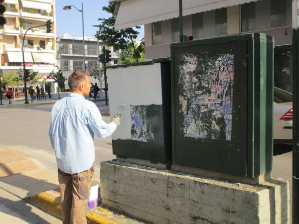 Πληγή οι αφίσες και τα αυτοκόλλητα