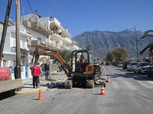 Καλαμάτα: Διαβάσεις πεζών με κυβόλιθους στη Ναυαρίνου