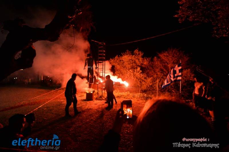 Καλαμάτα: Εντυπωσιακό θέαμα με ανατίναξη Ιούδα, σαΐτες και αερόστατα στον Αβραμόγιαννη (βίντεο-φωτογραφίες)