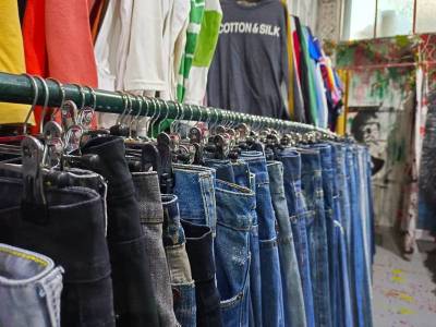 Καλαμάτα: Νεαροί έκλεβαν ρούχα από καταστήματα με ευρηματικό κόλπο!