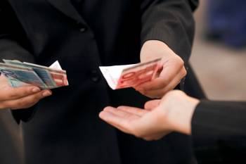 Τσιγγάνος έκανε τον εφοριακό και απέσπασε 1.200 ευρώ από ηλικιωμένο