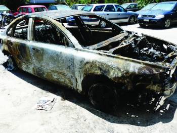 Καμένο σε νταμάρι κλεμμένο αυτοκίνητο