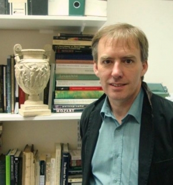 Ο καθηγητής Richard Alston σήμερα στην Καλαμάτα