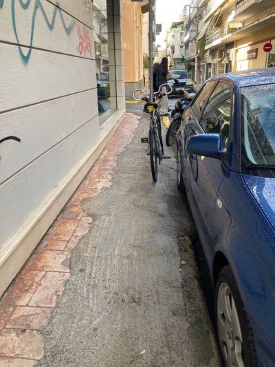 Ποδήλατα και πεζοδρόμια