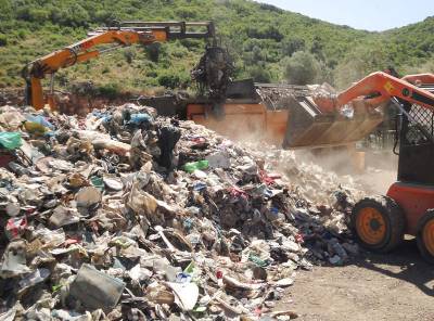 ΚΚΕ κατά πάντων για τη διαχείριση των απορριμμάτων