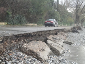 Η θάλασσα... έφαγε 2 μέτρα δρόμο στη Μικρή Μαντίνεια