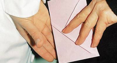 Δίκη οδοντιάτρου για &quot;φακελάκι&quot; στην Καλαμάτα