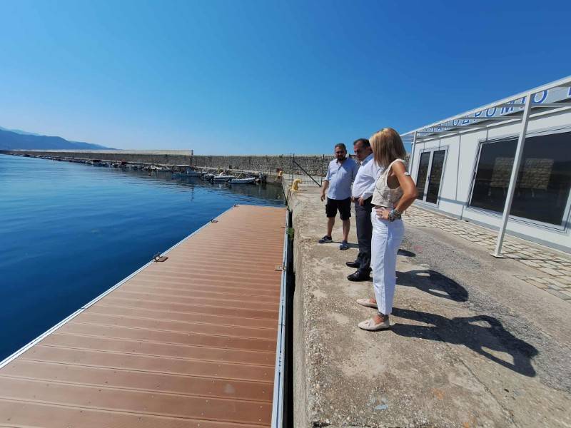 Πλωτή προβλήτα για υδροπλάνα στο λιμάνι Καλαμάτας