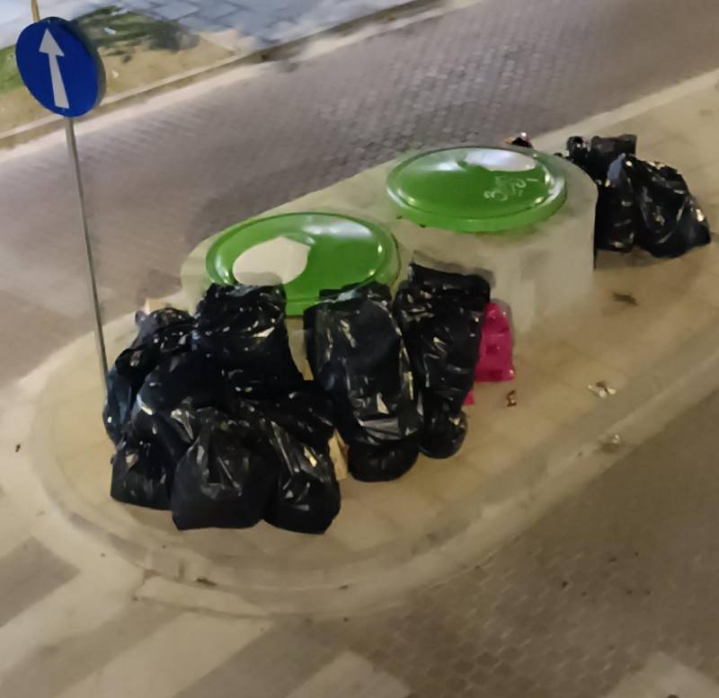 Παράπονα για τα σκουπίδια στην 23ης Μαρτίου