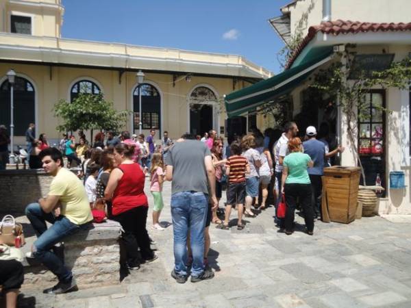 Ουρές στα σουβλάκια του Τζίμη για το Ειδικό Σχολείο Καλαμάτας (βίντεο)