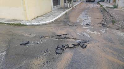Καλαμάτα: Ο σπασμένος αγωγός "πέταξε" το δρόμο (βίντεο)