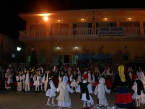 Οι Δωριείς χόρεψαν στην κεντρική πλατεία