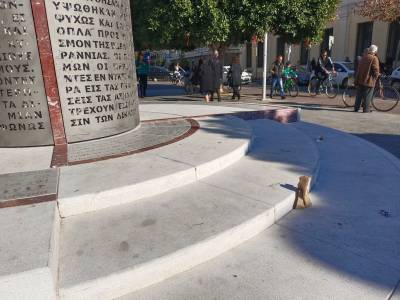 Δεν τιμά κανέναν...