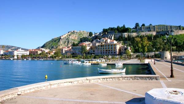 Αλιείς απέκλεισαν το λιμάνι του Ναυπλίου