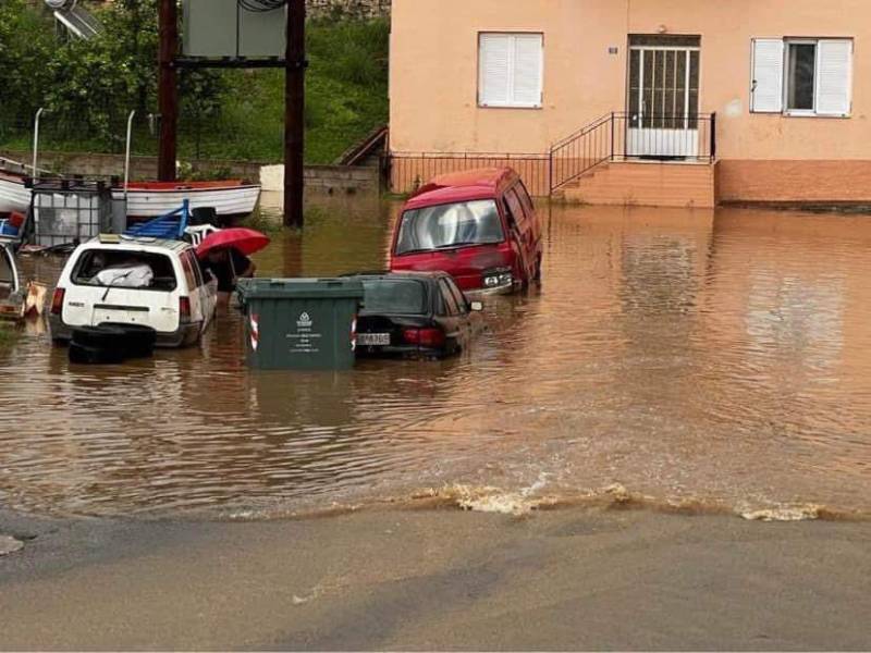 Προβλήματα από έντονη νεροποντή στην Πύλο (Φωτογραφίες)