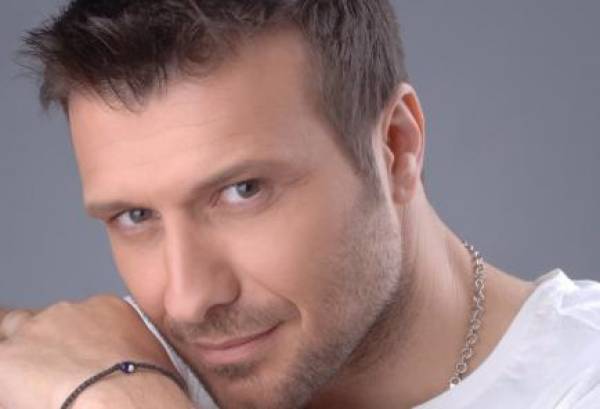 Κερδίστε 8 ατομικές προσκλήσεις για την εμφάνιση του Γιάννη Πλούταρχου στη "Δυτική Ακτή" στην Καλαμάτα