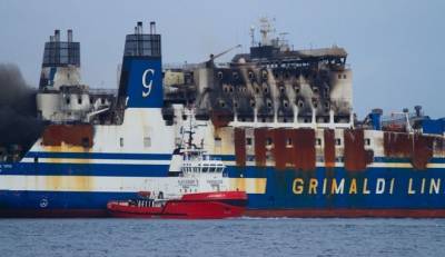 Αναζωπυρώθηκε η φωτιά στο Euroferry Olympia (βίντεο)