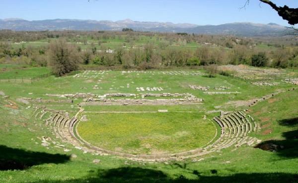 Η ομάδα "Πάμε Βόλτα" στο αρχαίο θέατρο Μεγαλόπολης