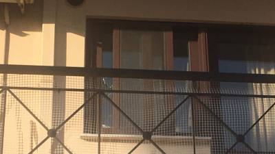 Ζεφύρι: "Αδέσποτη" σφαίρα σε διαμέρισμα οικογένειας (βίντεο)