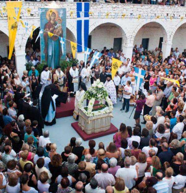 Κατάνυξη και πλήθος κόσμου στη Μονή Βουλκάνου (φωτογραφίες)