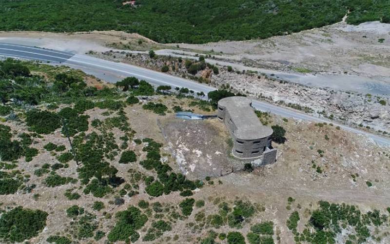 Το γερμανικό πολυβολείο που μοιάζει με «κόκαλο» και η εκτέλεση 118 Σπαρτιατών (Βίντεο)