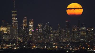 Εντυπωσιακές εικόνες από την πρώτη υπερπανσέληνο του Αυγούστου