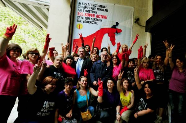 Πανηγυρίζουν οι καθαρίστριες για την επαναπρόσληψη τους