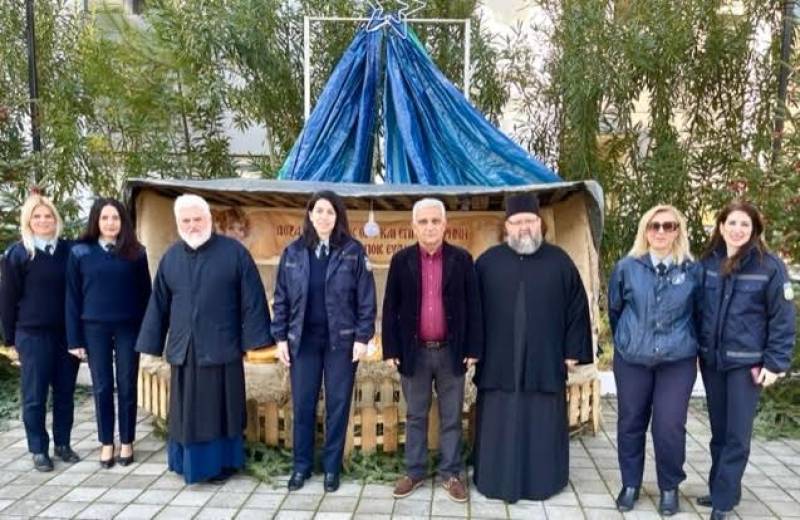 Προσφορά ειδών πρώτης ανάγκης από αστυνομικούς