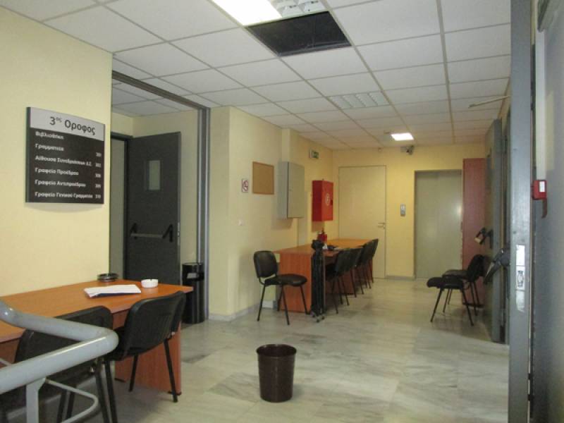 Τρέχουν νερά από την οροφή