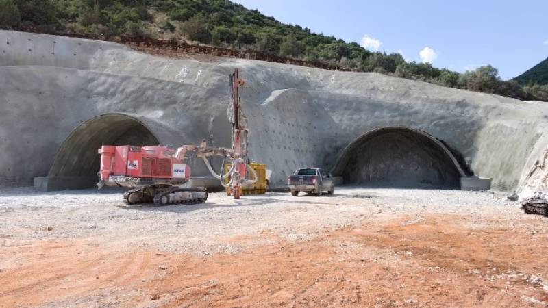 Μπράλος – Άμφισσα: Παίρνει μορφή ο «κρυμμένος» νέος δρόμος των δύο σηράγγων και των έξι γεφυρών