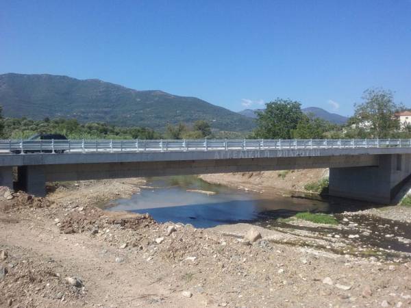 Στηθαία για τη γέφυρα στο Νεοχώρι Μελιγαλά